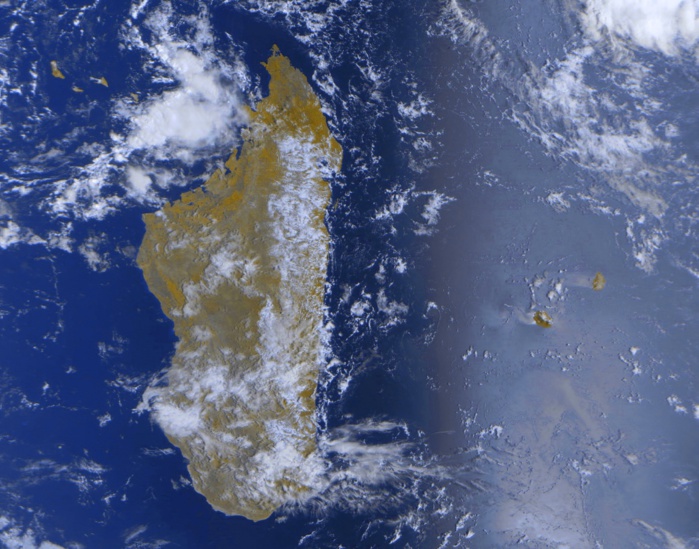 Madagascar toujours aussi photogénique(on aperçoit les Comores). Photo du satellite Meteor M2 à 08h09 heure de Mada, de Jacques Gentil que j'ai travaillée juste un peu.