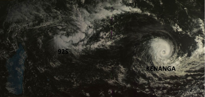 Sur la droite de la photo sat: KENANGA(06S) qui est quasiment au stade de "cyclone tropical". Au nord des Iles Soeurs on voit bien 92S qui se forme. Photo du satellite géostationnaire russe ce matin à 08h. Sur la droite de la photo sat: KENANGA(06S) qui est quasiment au stade de "cyclone tropical". Au nord des Iles Soeurs on voit bien 92S qui se forme. Photo du satellite géostationnaire russe ce matin à 08h.