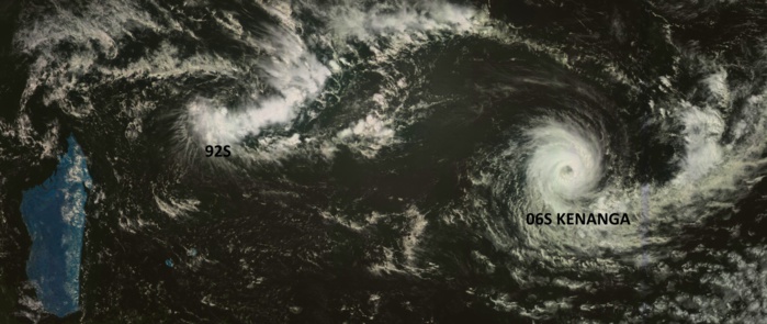 Sur la droite le cyclone tropical KENANGA(06S) alors qu'au nord des Iles Soeurs on distingue la perturbation tropicale 92S. Photo du satellite géostationnaire russe à 11h30.