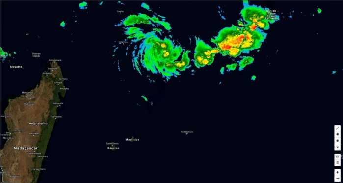 Mercredi 19 à 02h. Le système commence à s'intensifier au nord des Mascareignes. Mercredi 19 à 02h. Le système commence à s'intensifier au nord des Mascareignes.