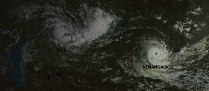 Cliquez sur l'image. Nos deux systèmes capturés ce matin par le satellite géostationnaire russe à 07h30. Cliquez sur l'image. Nos deux systèmes capturés ce matin par le satellite géostationnaire russe à 07h30.