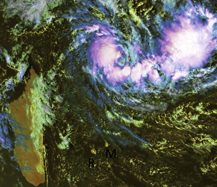 Cliquez sur l'image. CILIDA capturée par le satellite chinois FY2E ce matin à 09h30. Le système affiche un centre très net.
