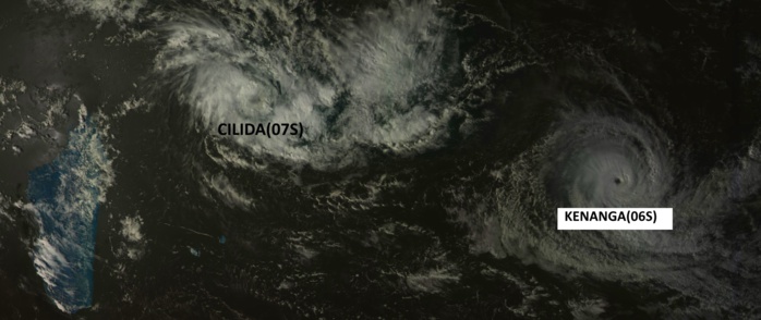 Cliquez sur l'image.Sur la droite le cyclone tropical intense KENANGA. Au nord des Mascareignes CILIDA est bien visible avec un centre net. La distance entre les deux systèmes va progressivent décroitre ces prochains jours alors que BENNAGA s'affaiblira dans le même temps CILIDA se renforcera. Satellite: Goms-2,15h.