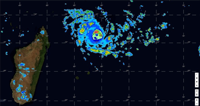 Cliquez sur l'image. Le cyclone n'est plus qu'à quelques heures de l'intensité de cyclone intense. Photo satellite à 19h.
