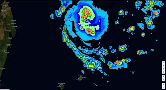 Cliquez sur l'image.L'oeil du cyclone intense CILIDA est parfaitement visible. Image satellite à 04h30.