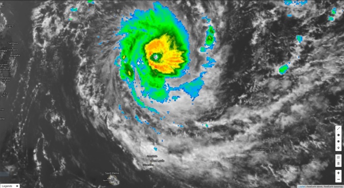 Cliquez sur l'image.CILIDA à 13h. Des bandes périphériques encore peu actives commencent à toucher Maurice. A la Réunion en dehors de quelques nuages il fait beau.