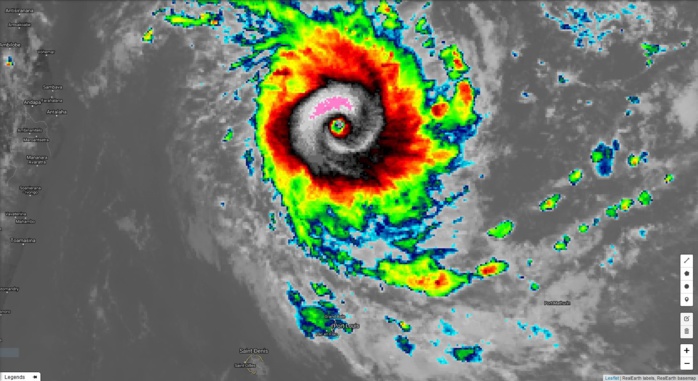 L'oei est mieux défini et il est centuré par de la convection plus intense à 16h.