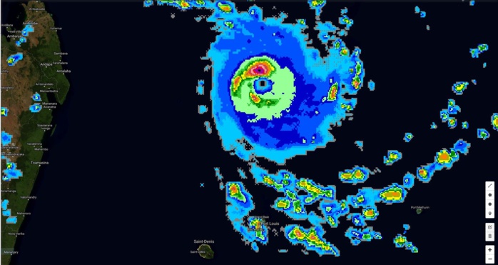 19h30. Le cyclone est symétrique.L'oeil est bien visible et ceinturé par de la convection intense à très intense. Des bandes périphériques affectent Maurice.