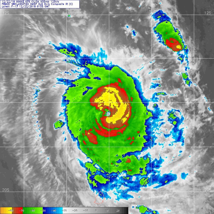 Satellite de la défense US à 05h33. La partie ouest du mur de l'oeil commence à s'affaiblir. Satellite de la défense US à 05h33. La partie ouest du mur de l'oeil commence à s'affaiblir.