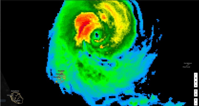 19h: les pluies et vents cycloniques(rouge et jaune) sont concentrés autour de l'oeil mais des bandes plus actives(vert) devraient toucher Maurice cette nuit. 19h: les pluies et vents cycloniques(rouge et jaune) sont concentrés autour de l'oeil mais des bandes plus actives(vert) devraient toucher Maurice cette nuit.