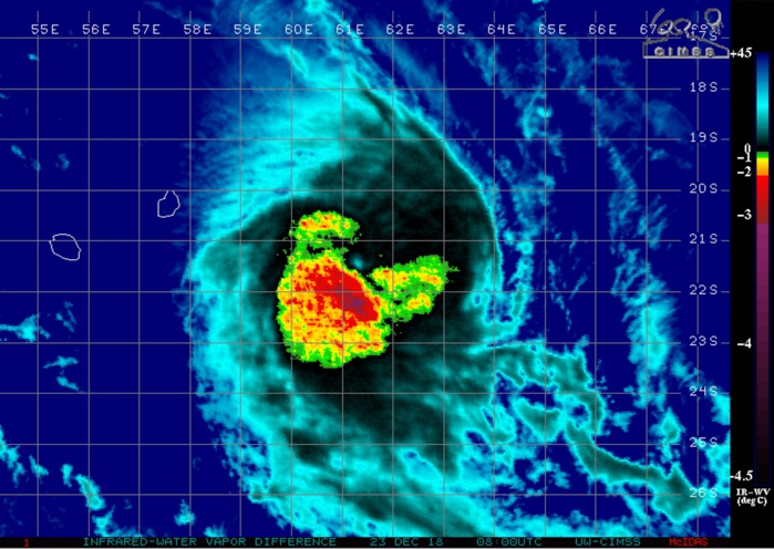 Photo satellite à midi. Notez la dyssimétrie au niveau des pluies cycloniques qui sont concentrées dans l'ouest et le sud du système. Cela laisse supposer que le cyclone n'est pas loin d'entamer sa transition extra-tropicale.