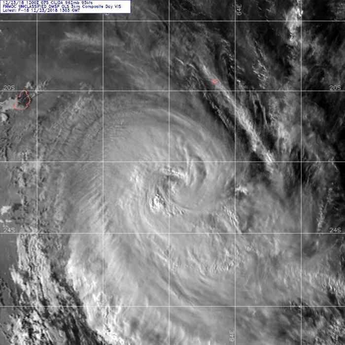 CILIDA capturée par un satellite de la défense US cet après midi. Depuis l'oeil est à nouveau plus distinct, probablement comme le chant du cygne. CILIDA capturée par un satellite de la défense US cet après midi. Depuis l'oeil est à nouveau plus distinct, probablement comme le chant du cygne.