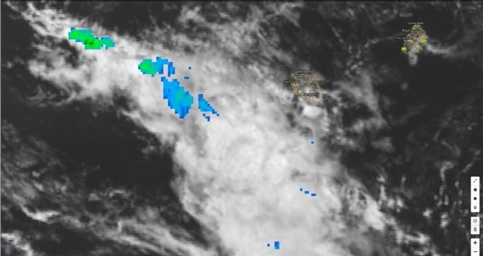 Cliquez sur l'image.La ligne d'instabilité avec des zones localement actives est située entre la Réunion et Madagascar à 14h.