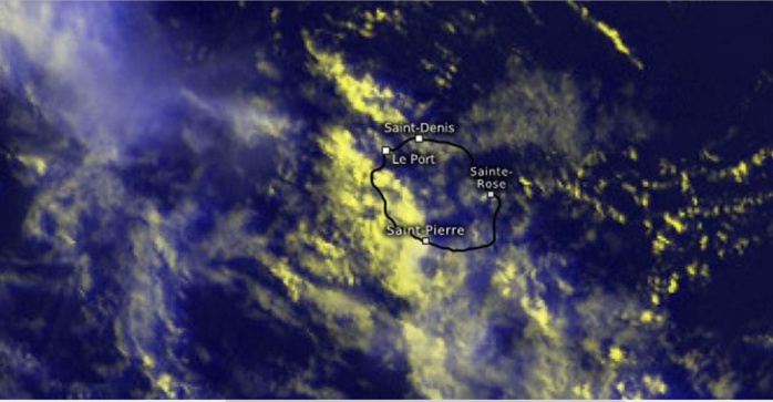 Cliquez sur l'image.Zoom sur la Réunion à 17h45. Averses sur l'ouest et le sud. Courtesy: Kachelmann GmbH.