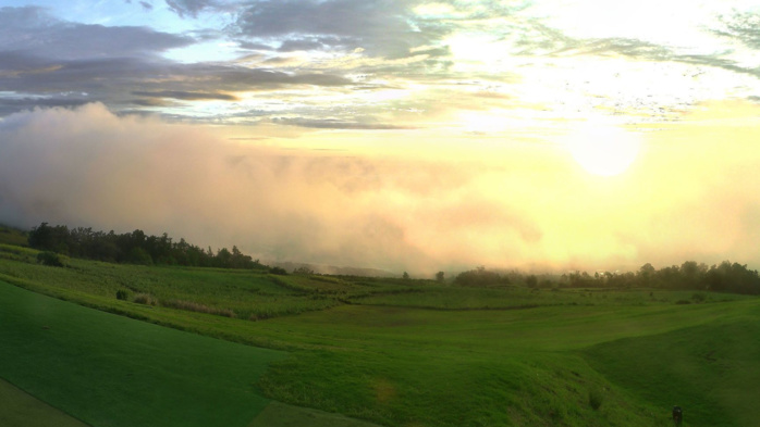 Cliquez sur l'image.Webcam du jour: Colimçaons dans les hauts de l'ouest de la Réunion. Après l'averse, juste avant le coucher du soleil alors que le brouillard tombe. Crédit http://www.meteo-reunion.com/