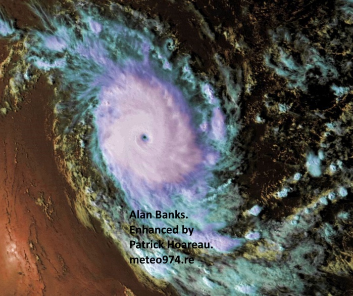 Cliquez sur l'image.CILIDA capturé par le satellite chinois Fy2E le 21/12/18 à 15h30. Il présente alors sa meilleure signature satellite avec un petit oeil très net noyé dans de la convection très intense.