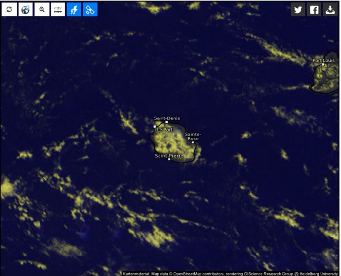 13h30. Plusieurs sommets de la Réunion sont encore au dessus des nuages. Beaucoup de soleil sur le littoral sauf sur le nord ouest.