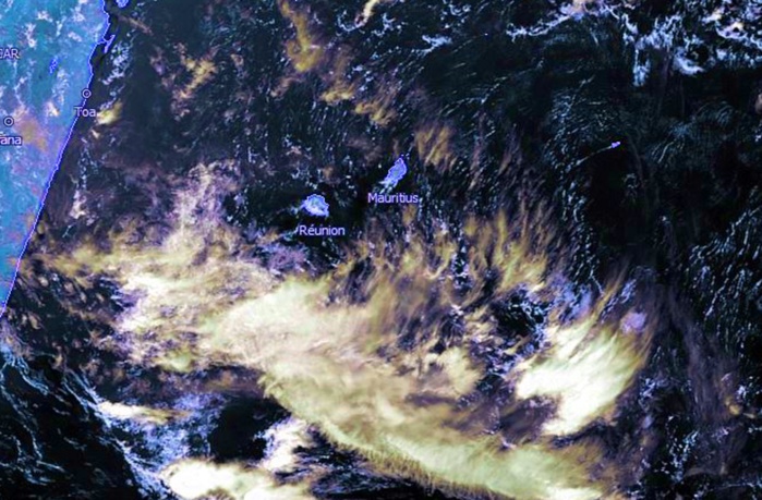 Les nuages actifs sont bien en mer. Météosat 8 à 13h, Kobus, que j'ai travaillée un peu.