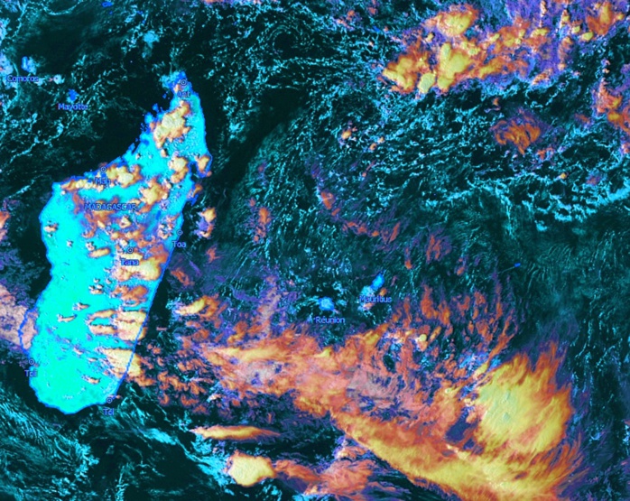 Instabilité potentielle sur la zone. Mais les Iles Soeurs ne sont pas touchées pour le moment. Notez les cellules orageuses sur Madagascar. Satellite: Météosat 8 16h, Kobus, que j'ai travaillée.