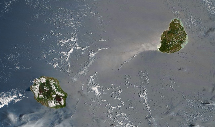 Les Iles Soeurs vues par Terra/Modis à 10h35. Grand soleil sur Maurice. Photo sat: NASA US.