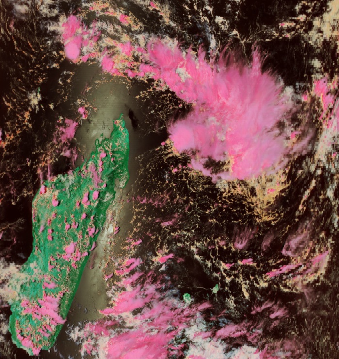 Même image satellite que la précédente mais avec un plan plus large. Zone de basses pressions à l'est de la pointe nord de Madagascar. Nasa US.