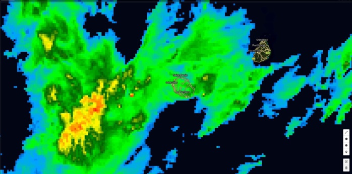 Les bandes les plus actives(jaune et rouge) sont situées à l'ouest de la Réunion. Des bandes commencent à s'approcher de Maurice. Image de 15h.