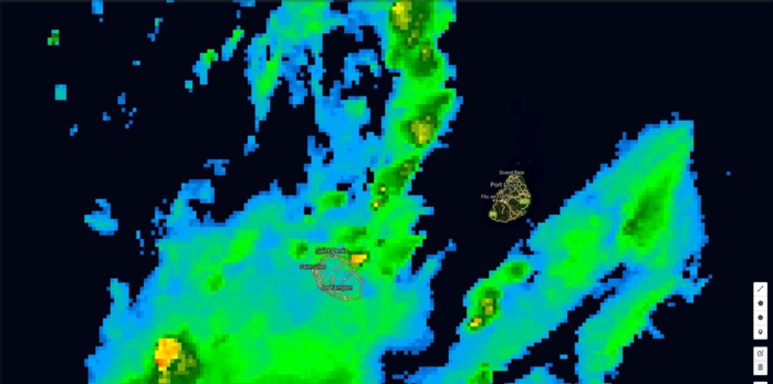 20h: un foyer orageux est en mer au large de Saint Benoît. Plus loin dans le flux de nord est on voit plusieurs cellules orageuses modérement actives. Maurice est à nouveau à l'écart.