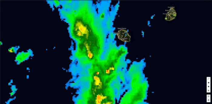 18h: les nuages actifs circulent en mer à moins de 80km à l'ouest de la Réunion. En bordure de cette zone d'activité les vents de nord est devraient diriger des entrées maritimes sur l'est et le nord de la Réunion la nuit prochaine.