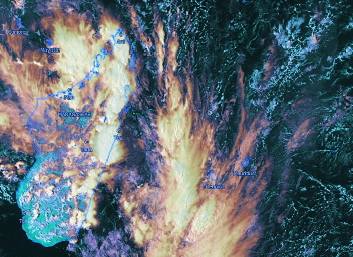 La photo sat Météosat de 16h que j'ai travaillée un peu montre d'importants foyers pluvio-orageux sur l'est et le nord de Madagascar dont un très actif qui s'est développé au sud de Tamatave dans l'après midi.