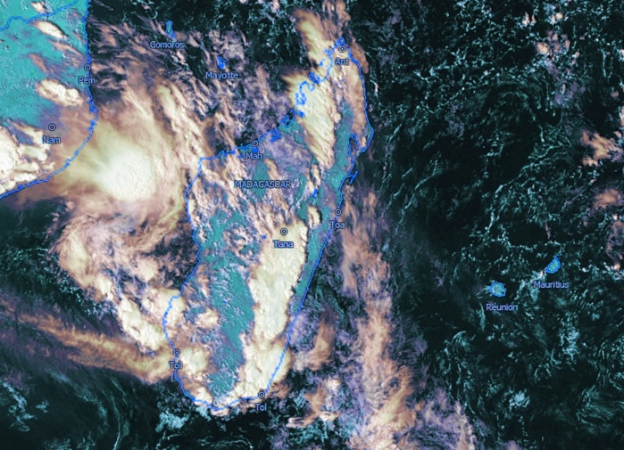 Gros orages sur certaines régions de Madagascar et activité sur le Canal de MOZ. La masse d'air devient progressivement plus humide et instable sur les Iles Soeurs. Météosat, kobus, que j'ai travaillée.