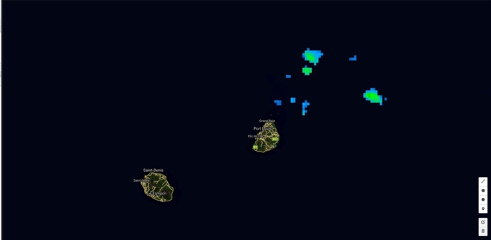 07h: quelques foyers modérément actifs au large de Maurice.