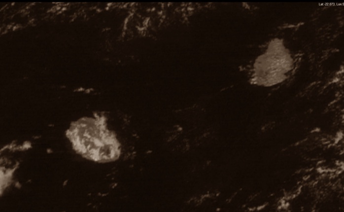 Les Iles soeurs capturées par Insat3D à 10h. Peu de nuages sur Maurice. Les mi pentes de la Réunion commencent à voir leur ciel s'encombrer. Le volcan est en majorité sous le soleil. Image courtesy of IMD. Les Iles soeurs capturées par Insat3D à 10h. Peu de nuages sur Maurice. Les mi pentes de la Réunion commencent à voir leur ciel s'encombrer. Le volcan est en majorité sous le soleil. Image courtesy of IMD.