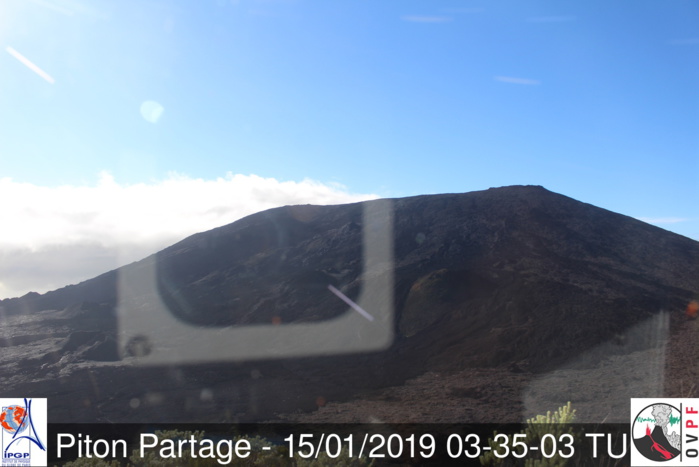 07H35: le ciel s'est à nouveau dégagé au volcan. http://www.meteo-reunion.com/