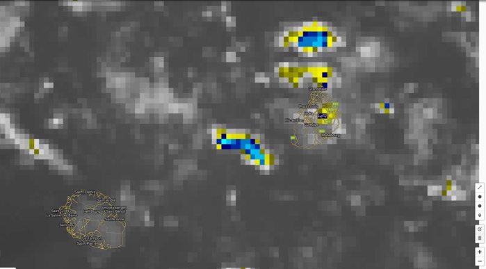 22h: averses au nord de Maurice et localement sur l'île. Des nuages modérément actifs s'approchent progressivement des côtes est et nord de la Réunion.