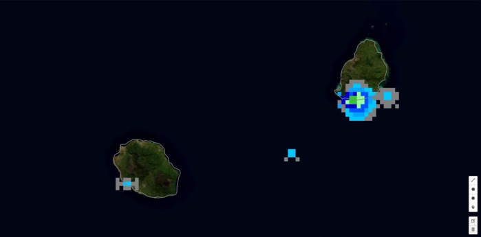 13h46: les foyers pluvio-orageux se développent localement sur les îles cet après midi.