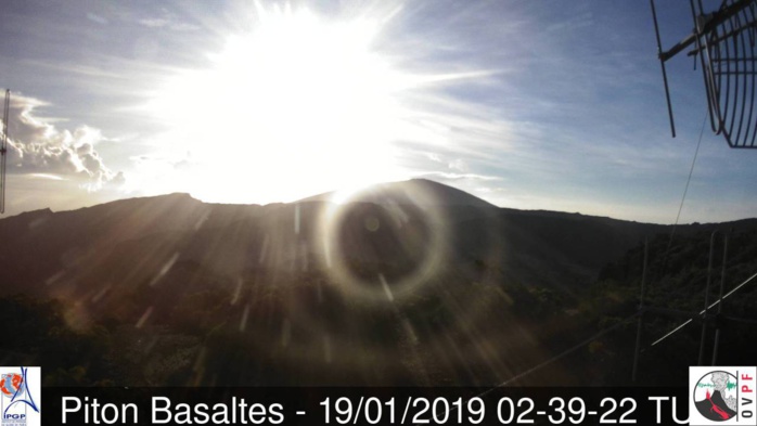 Soleil au volcan. Si vous êtes dans les parages enfilez vos chaussures. Crédit http://www.meteo-reunion.com/