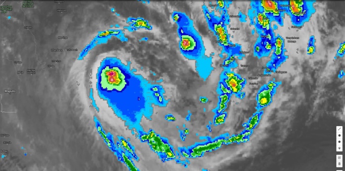 01h: même si la convection est encore rejetée au sud du centre les bandes spiralées ont meilleure allure. La signature satellite s'améliore très progressivement. Le système pourrait s'intensifier ces prochaines 24/36heures.
