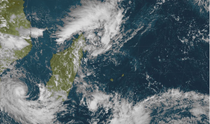 Météosat 13h: sur la gauche on voit bien DESMOND alors que la zone suspecte 93S au large des côtes nord est de Madagascar est sous surveillance. Les Iles Soeurs sont dans une zone sèche. Crédit: R.Maujean, 4Bornes.