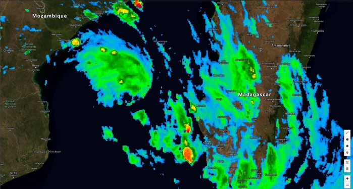 Photo satellite à 18h. Photo satellite à 18h.