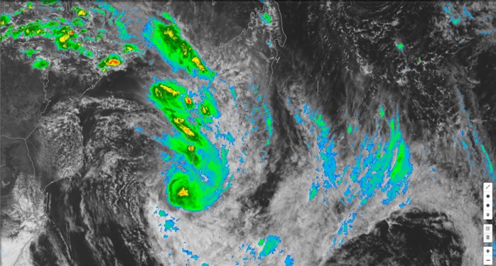 Photo satellite de 16h: des nuages élevés s'étendent très loin du coeur de EKETSANG. Des bandes s'activent au sud des Iles Soeurs. Le coeur du système apparait un peu mieux organisé alors que des bandes actives persistent loin au nord influencant le temps sur Madagascar.