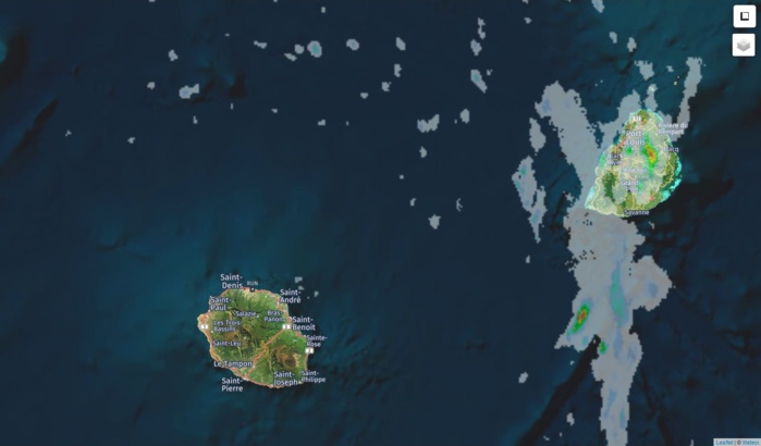 Radar de Météo France Réunion à 18h15. Maurice est la première a "profiter" de bonnes averses. Crédit https://www.meteoi.re