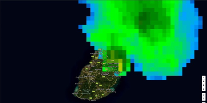 03h: l'image satellite en haute résolution place également le maximum de précipitations vers Roches Noires/Poste de Flacq.