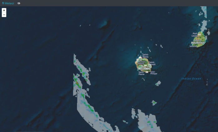 A 17h les premières bandes actives sont situées à un peu moins de 190km à l'ouest sud ouest de la Réunion. Radars MFR. Crédit https://www.meteoi.re/ A 17h les premières bandes actives sont situées à un peu moins de 190km à l'ouest sud ouest de la Réunion. Radars MFR. Crédit https://www.meteoi.re/