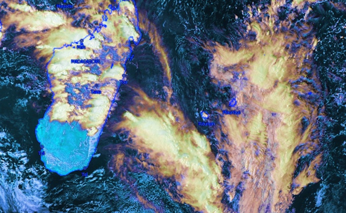 La zone vue par Météosat à 16h. La zone pluvio-orageuse est à l'ouest sud ouest de la Réunion. Pas mal d'orages sur Mada. Kobus. Image que j'ai travaillée.