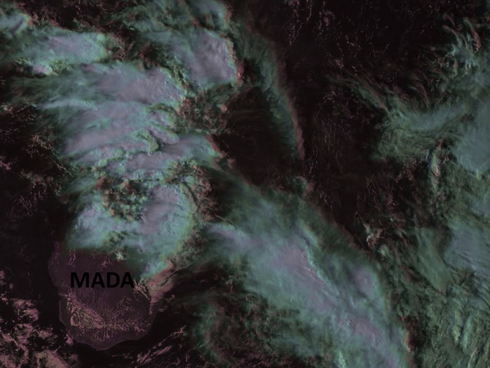Photo satellite de 17h tout juste reçue. Forte activité pluvio-orageuse sur Mada et ligne active à l'ouest sud ouest de la Réunion. Image A.Banks que j'ai travaillée. Les nuages actifs ressortent en "rose".