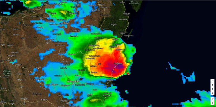 22h locale: Tamatave sous les orages. Les nuages sont a priori très actifs.