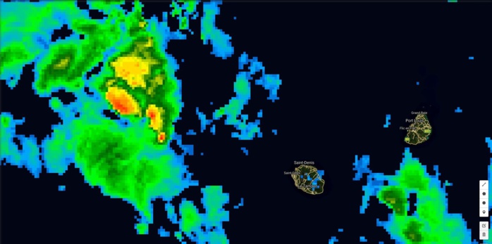 Satellite à 05h: les nuages actifs sont situés au nord ouest de la Réunion. Sur les Iles Soeurs le temps est humide mais sans excès.