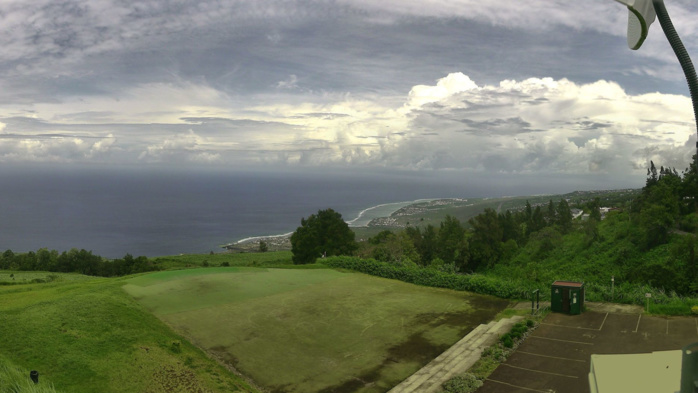 Vue depuis les Colimaçons à 11h15. Nuages d'orages visibles à l'horizon. Vue depuis les Colimaçons à 11h15. Nuages d'orages visibles à l'horizon.