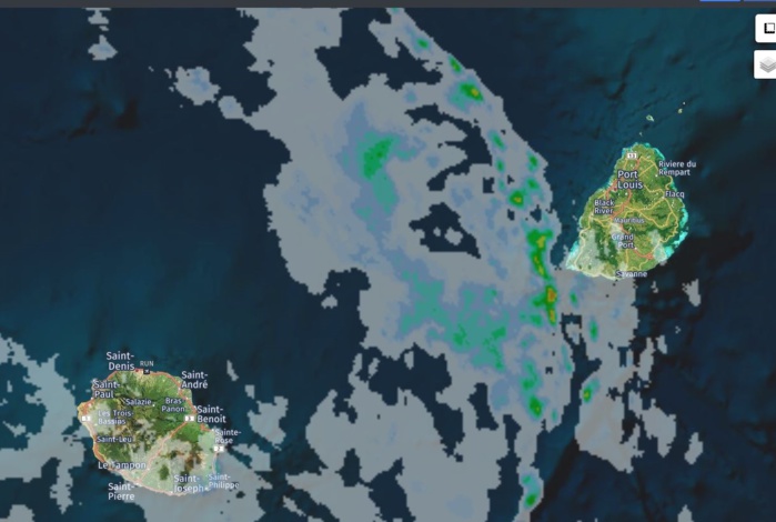 15h55: radar de Météo France: les nuages assez actifs s'approchent de Maurice par l'ouest. Crédit https://www.meteoi.re