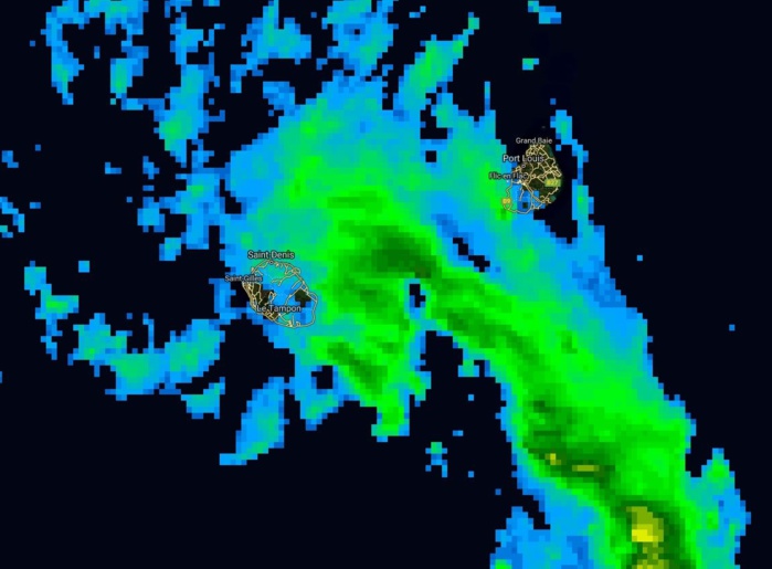 Photo satellite de 16h: même si le risque pluvio orageux existe à la Réunion il est plus fort pour Maurice qui a été placée en alerte fortes pluies.